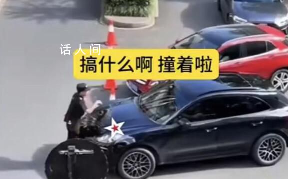 保時捷欲插隊被攔數次頂撞保安 讓不少網友憤怒不已