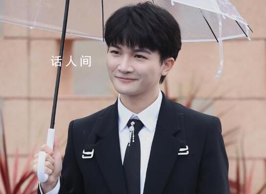 周深紅毯上修傘 展現(xiàn)藝人的貼心與敬業(yè)