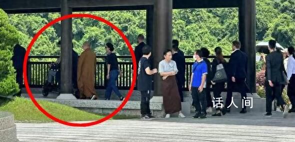 95歲李嘉誠坐輪椅到寺廟 周凱旋貼身照顧