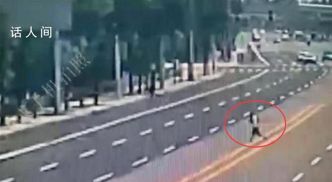 在押罪犯獄外就醫逃跑 監控曝光