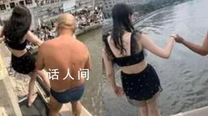 俄羅斯美女加入天津大爺跳水隊(duì)伍 引市民們前來圍觀