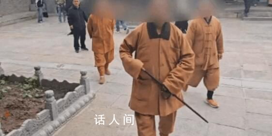 女子稱景區(qū)拍照被僧人持棍追打 網(wǎng)友:這是元不夠了吧
