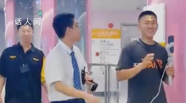 男子赴青島扮演地鐵判官 不少網(wǎng)友大呼低俗