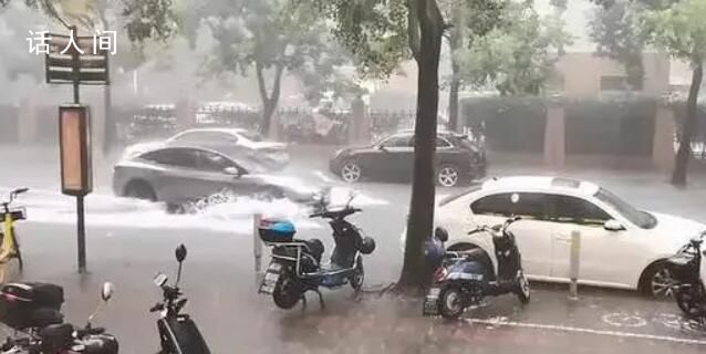暴雨突襲上海:烏云壓頂大雨瓢潑