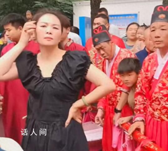 女子攔新人花轎坐地吵鬧要紅包 不給紅包不讓走