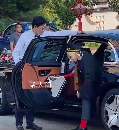 新郎開邁巴赫扮豬八戒接新娘 新郎希望給新娘帶來驚喜