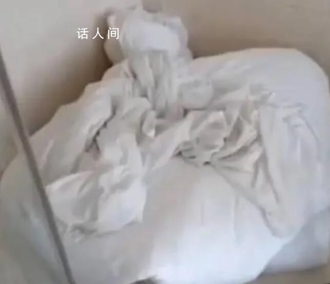 房客用被子堵地漏致酒店房間被淹 目前已經報警處理此事