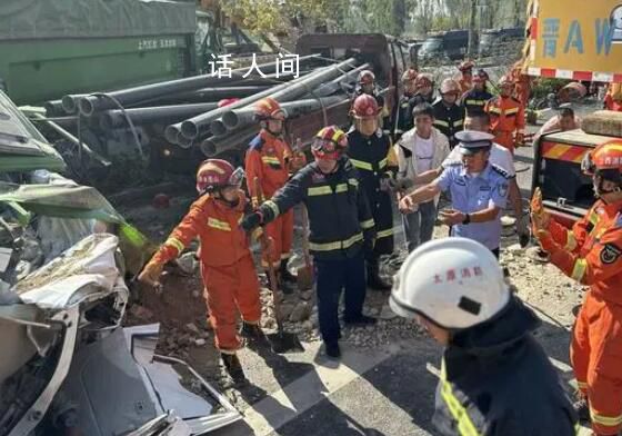 山西太原5車相撞 面包車被壓貨車下