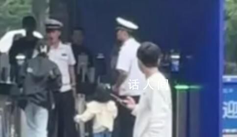 保安被女子扇耳光后拎其脖子猛摔在地 工作人員稱(chēng)女子和保安正在派出所處理此事