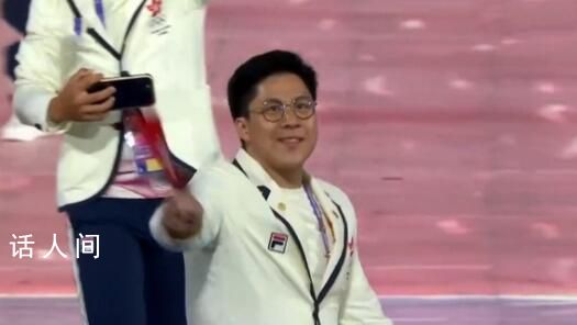 霍啟剛笑得好開心 手舉紅旗滿臉自豪