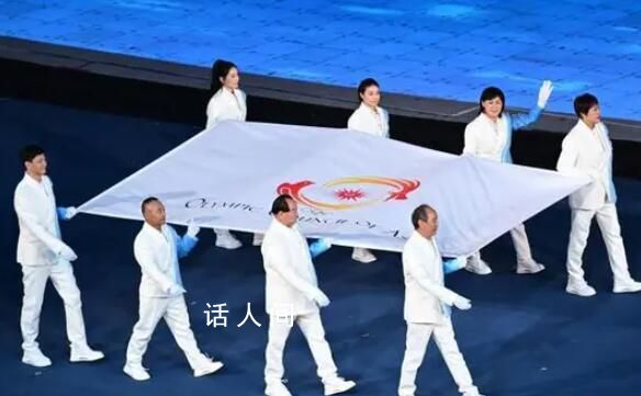 郭晶晶羅雪娟驚艷亮相 多位體育名將成為執旗手