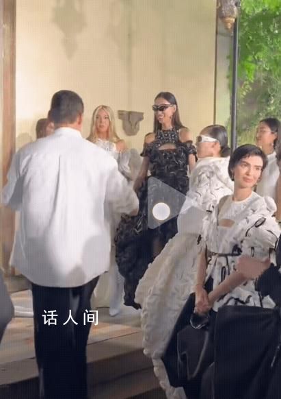 胡兵跑著跟谷愛凌合影 與年僅18歲的谷愛凌上演了一場夢幻聯(lián)動