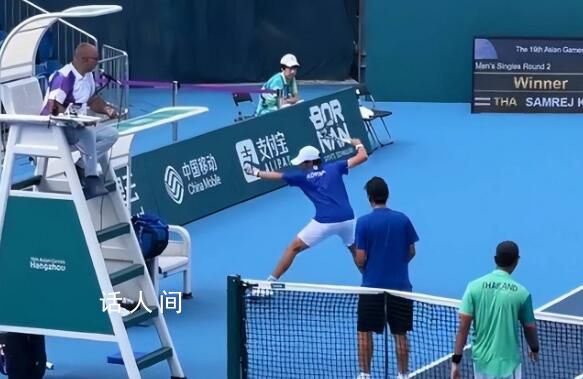 韓國選手輸球后瘋狂摔拍拒絕握手 網(wǎng)友：無能狂怒