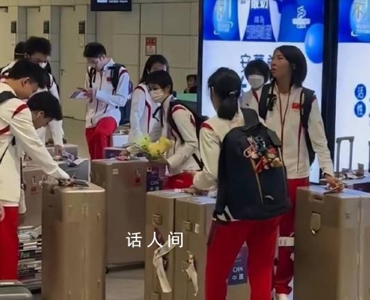 背了一堆小烏龜的全紅嬋相當顯眼 全紅嬋身上帶了幾只小烏龜你能數清嗎