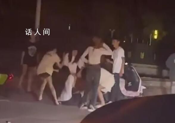 女子遭毆打扒衣:有打人者穿著校服