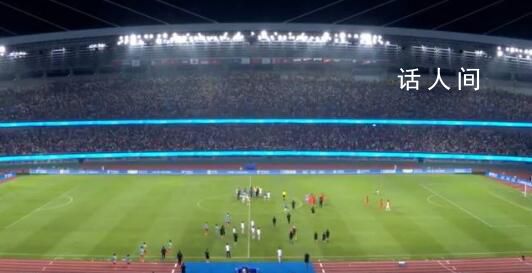 終場哨響 卡塔爾球員圍堵裁判