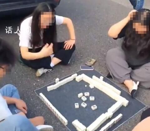 國(guó)慶假期高速“顯眼包” 遛狗跳繩打羽毛球還有車友坐地打麻將