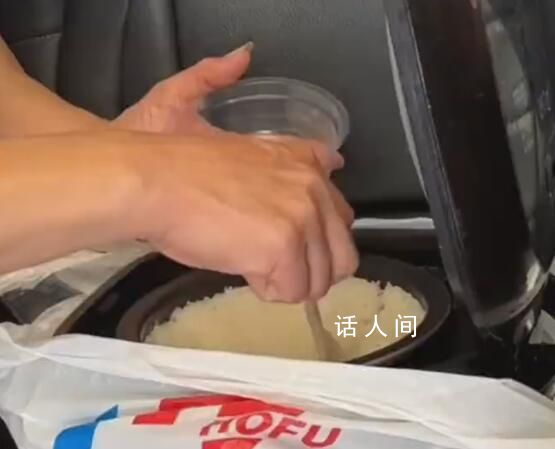 高速堵車餓肚子?有人車上帶一鍋飯菜