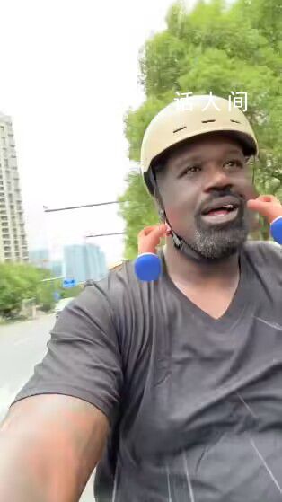 奧尼爾杭州街頭騎電驢抱萌娃 騎電動車在杭州溜達了一圈