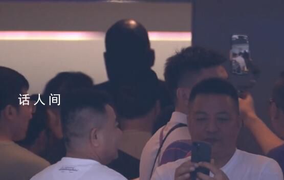 奧尼爾來到杭州說見到姚明很開心 與姚明擁抱寒暄