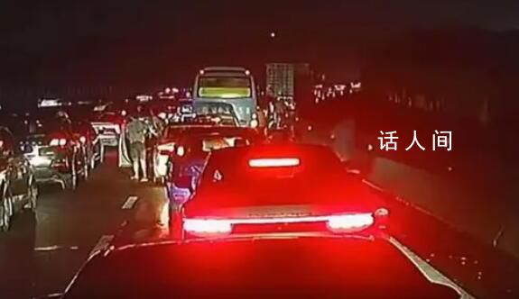 男子堵車著急小便墜下高架橋 經(jīng)檢查沒有生命危險