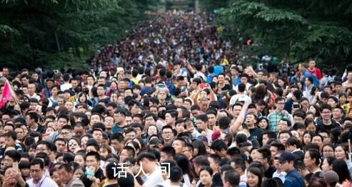 人擠人!各地景區(qū)上演人從眾