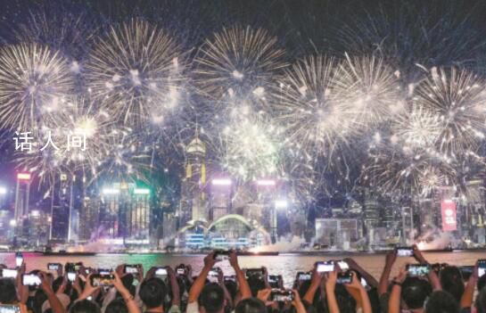 香港煙花匯演:逾3萬(wàn)枚禮花齊放