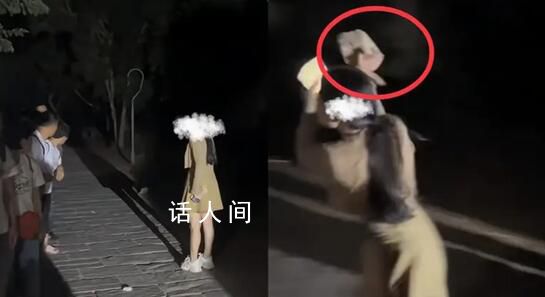 女子景區插隊被阻后搬石頭砸人 搬起石頭追砸勸阻游客發泄