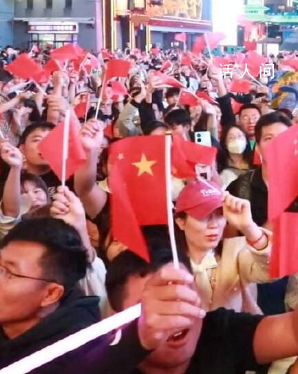 千人揮旗齊唱歌唱祖國超燃 整個現場洋溢著濃濃的節慶氛圍