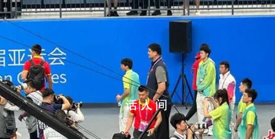 姚明雙手插兜迎接勝利 等待球員退場