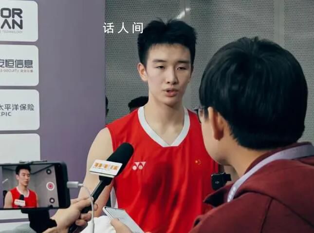 李詩(shī)灃戰(zhàn)勝頭號(hào)種子后敲腦袋慶祝 比賽時(shí)精神緊張因此選擇以這樣的方式慶祝和放松