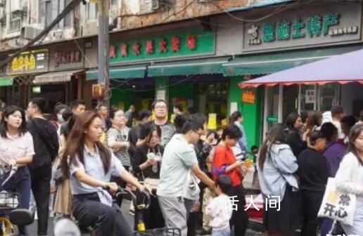 武漢山海關(guān)路何以“人山人海” 探店短視頻帶火一條路