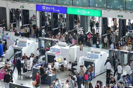 成都位列國(guó)內(nèi)熱門目的地第一 熱門戶外景區(qū)TOP10中四川景區(qū)占據(jù)三席