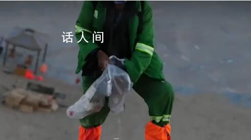 十一長假敦煌鳴沙山景區垃圾遍地 工作人員艱難爬沙山拾撿