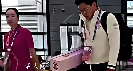 霍啟剛抱著郭晶晶的亞運火炬離開杭州 告別杭州亞運會