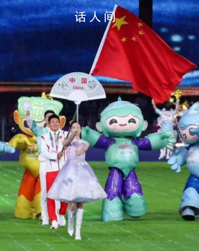 謝震業高舉五星紅旗入場 昂首挺胸大步流星地步入會場