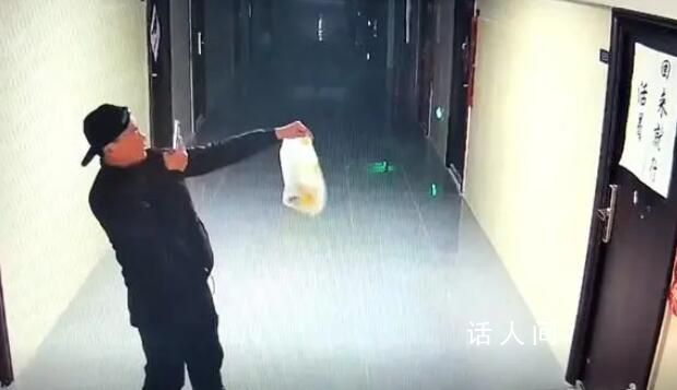 外賣員將外賣掛門上拍照片后拎走 查完監控整個保安室都被逗笑了