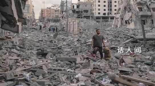 全家人遭轟炸喪生 男子廢墟中失神