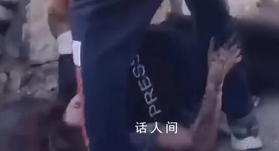 女記者被轟炸后哭喊:感覺不到腿了