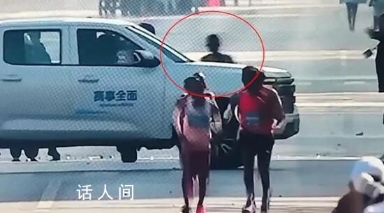 大連馬拉松中國選手沖刺時被車擋住 最終以2:11:50刷新個人最好成績