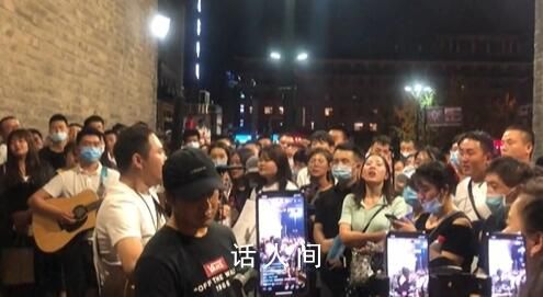 西安年輕人凌晨3點(diǎn)在城墻下跳舞 手搭肩開(kāi)火車(chē)唱歌跳舞