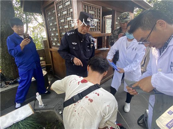 小伙爬山暈倒堅持先拜財神再就醫(yī) 此話一出讓在場的人都忍俊不禁