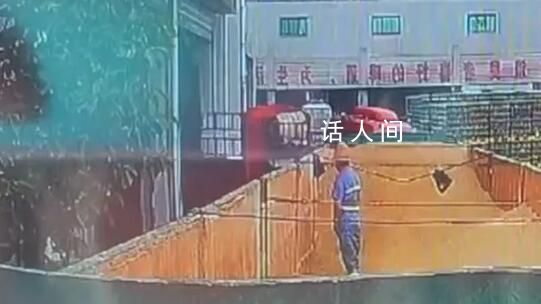 青島啤酒工人被曝在原料倉小便 目前局里已經(jīng)安排工作人員前往現(xiàn)場調(diào)查此事