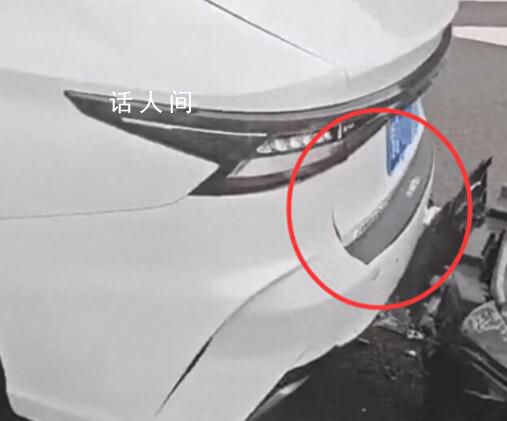 女司機不卸車衣盲開幾米后追尾 網友直呼離譜