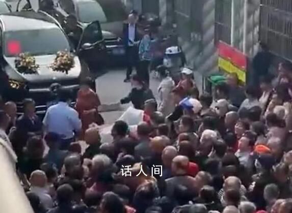 男子接親被上百名鄉親攔婚車 稱這是當地的風俗