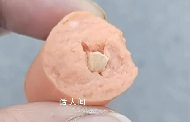 男子發現小區草坪被投放毒火腿 目前已經報警