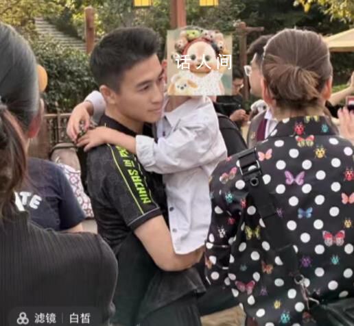 奚夢瑤一家迪士尼被偶遇 帶著一雙兒女現身迪士尼
