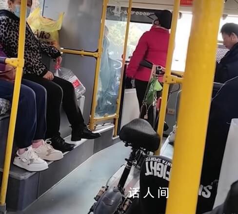 女子帶電動車上公交遭拒打電話找人 公交車上不允許電動車上車