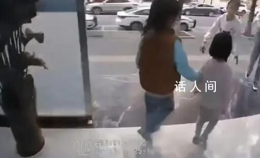 9歲女孩撿到4歲萌娃手拉手找警察 意外地成為了一名4歲小朋友的保護神