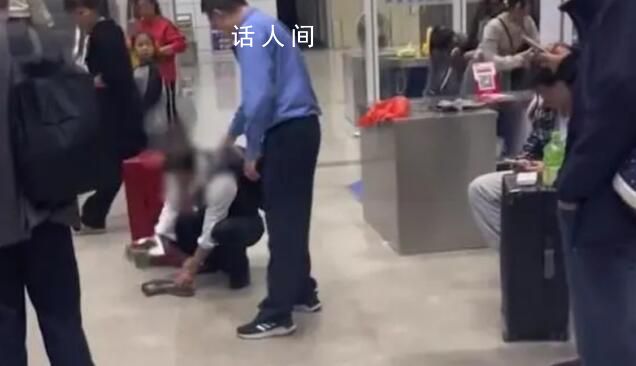 農民工車站內把禁帶工具砸爛 目擊者：工作人員也是按章辦事
